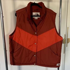 The North Face Women's sylvester insulated Vest size xxl / 16